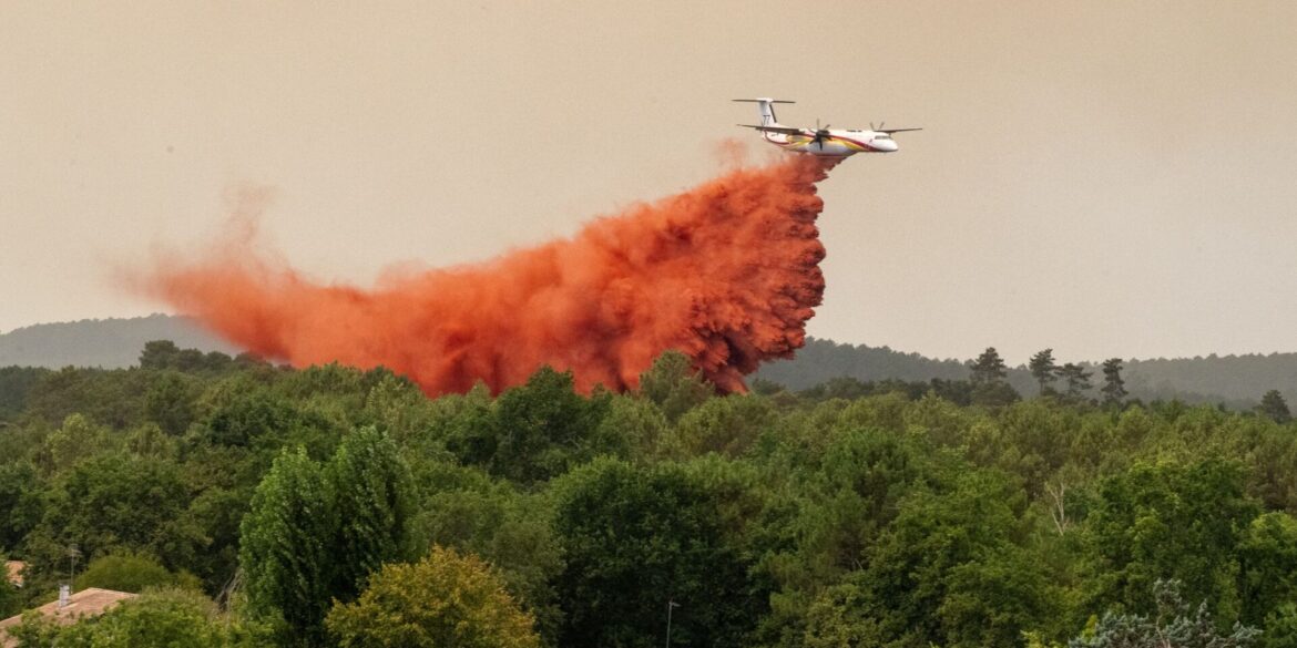 Ein Löschflugzeug wirft bei der Bekämpfung von Waldbränden in der Region Lège-Cap-Ferret im Westen Frankreichs Wasser ab.