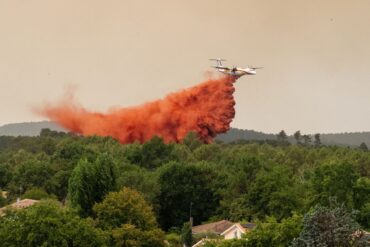 Ein Löschflugzeug wirft bei der Bekämpfung von Waldbränden in der Region Lège-Cap-Ferret im Westen Frankreichs Wasser ab.