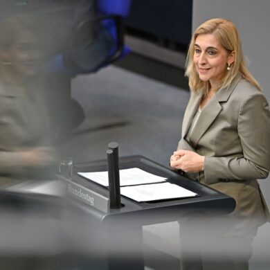 Ministerin Nina Warken (CDU) warb für das Spargesetz.