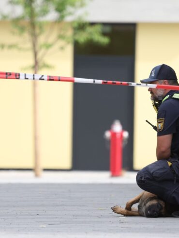 Bei dem Angriff an einem Gymnasium waren zwei 13 Jahre alte Mädchen schwer verletzt worden. (Archivbild)