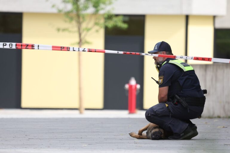 Bei dem Angriff an einem Gymnasium waren zwei 13 Jahre alte Mädchen schwer verletzt worden. (Archivbild)