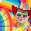 Martin aus Gießen ist auch im Alltag in Regenbogenfarben unterwegs.