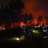 Die Löscheinsätze der Feuerwehr halten über Nacht an.