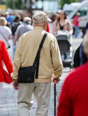 Früher als Beamte gearbeitet oder als gesetzlich versicherte Beschäftigte? Hinsichtlich der Bezüge im Ruhestand sind die Unterschiede groß. (Symbolfoto)