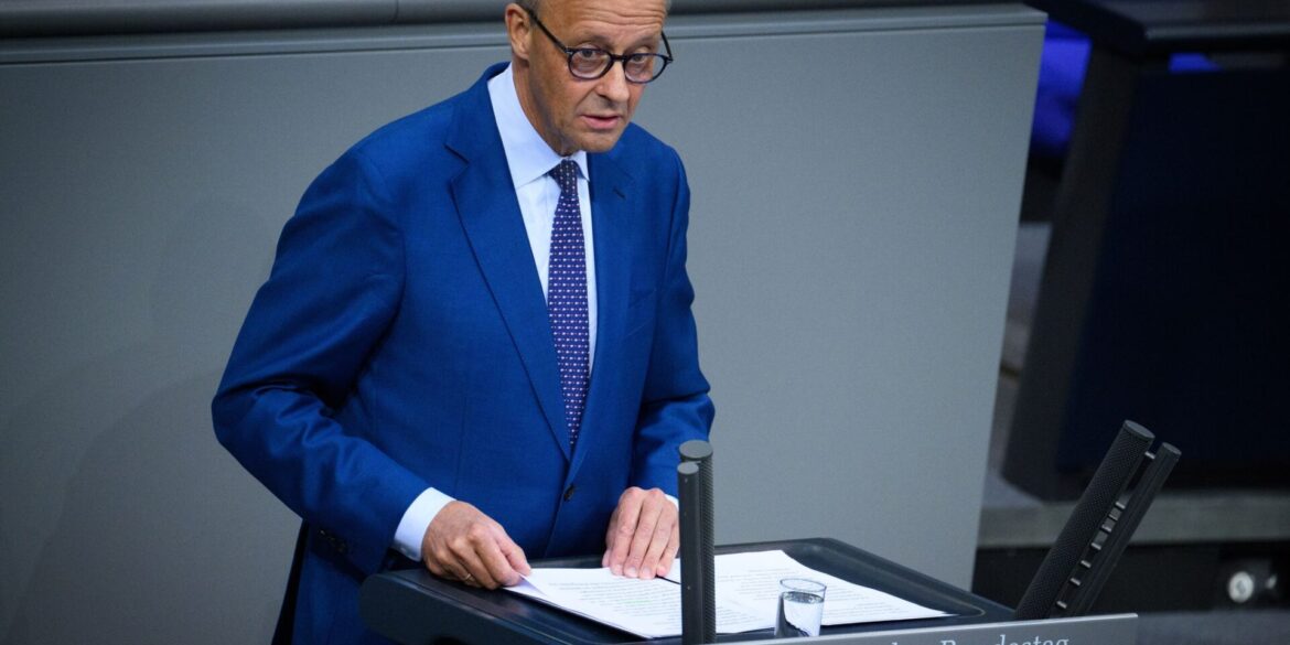 «Wir haben zudem am Rande des Nato-Treffens in Ankara mit der amerikanischen Regierung vereinbart, dass amerikanische Tomahawk-Raketen von uns erworben und in Deutschland stationiert werden», sagte der Kanzler.