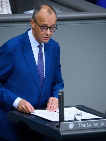 «Wir haben zudem am Rande des Nato-Treffens in Ankara mit der amerikanischen Regierung vereinbart, dass amerikanische Tomahawk-Raketen von uns erworben und in Deutschland stationiert werden», sagte der Kanzler.