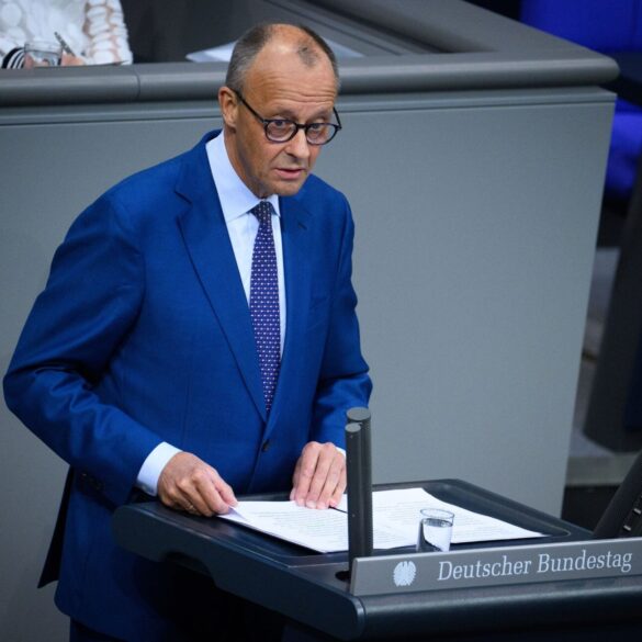 «Wir haben zudem am Rande des Nato-Treffens in Ankara mit der amerikanischen Regierung vereinbart, dass amerikanische Tomahawk-Raketen von uns erworben und in Deutschland stationiert werden», sagte der Kanzler.