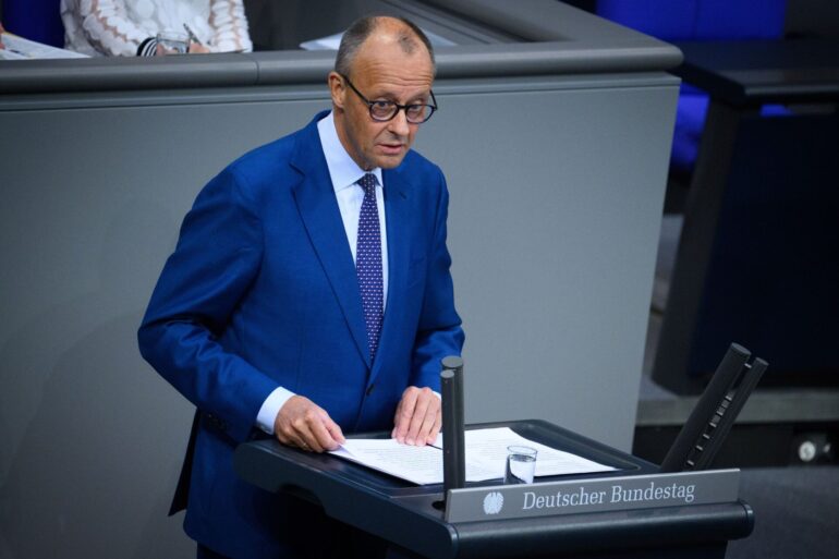 «Wir haben zudem am Rande des Nato-Treffens in Ankara mit der amerikanischen Regierung vereinbart, dass amerikanische Tomahawk-Raketen von uns erworben und in Deutschland stationiert werden», sagte der Kanzler.
