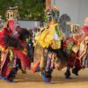 Kostümierte Menschen treten beim jährlichen Maskenfest in Porto-Novo, Benin, auf.