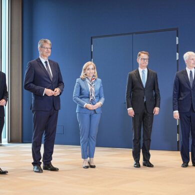 Bundeskanzler Merz und seine neuen und ausgewechselten Minister kommen zu Bundespräsident Steinmeier