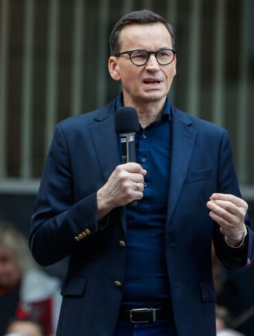 Polens Ex-Regierungschef Mateusz Morawiecki ließ es auf eine Machtprobe mit dem Parteivorsitzenden Jaroslaw Kaczynski ankommen. (Archivbild)