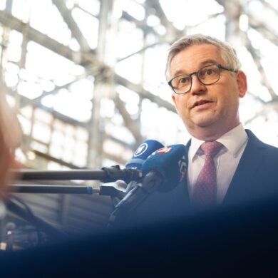 Für EU-Migrationskommissar Magnus Brunner ist der Zeitpunkt für ein Ende der Grenzkontrollen innerhalb der EU gekommen. (Archivbild)