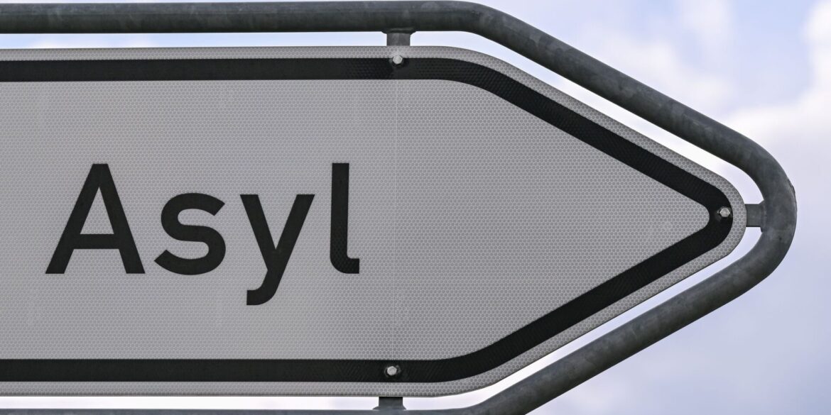 KI soll künftig in Deutschland die Bearbeitung von Asyl-, Visum- und aufenthaltsrechtlichen Anträgen beschleunigen. (Symbolbild)