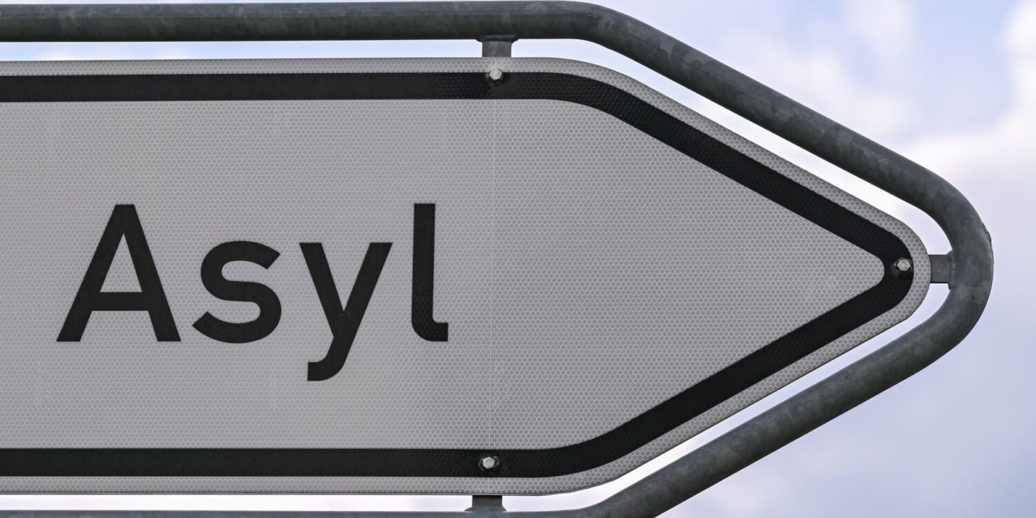 KI soll künftig in Deutschland die Bearbeitung von Asyl-, Visum- und aufenthaltsrechtlichen Anträgen beschleunigen. (Symbolbild)
