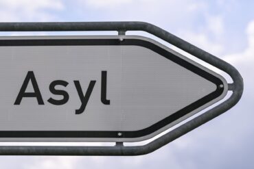 KI soll künftig in Deutschland die Bearbeitung von Asyl-, Visum- und aufenthaltsrechtlichen Anträgen beschleunigen. (Symbolbild)