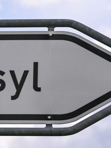 KI soll künftig in Deutschland die Bearbeitung von Asyl-, Visum- und aufenthaltsrechtlichen Anträgen beschleunigen. (Symbolbild)