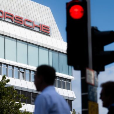 Der Sportwagenbauer Porsche muss sparen - und baut erneut Stellen ab.