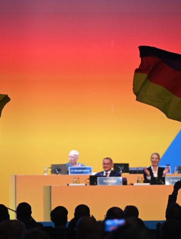 Parteichefin Weidel rief ihre Partei unter großem Jubel dazu auf, «das gesamte Land» in Schwarz-Rot-Gold zu tauchen.