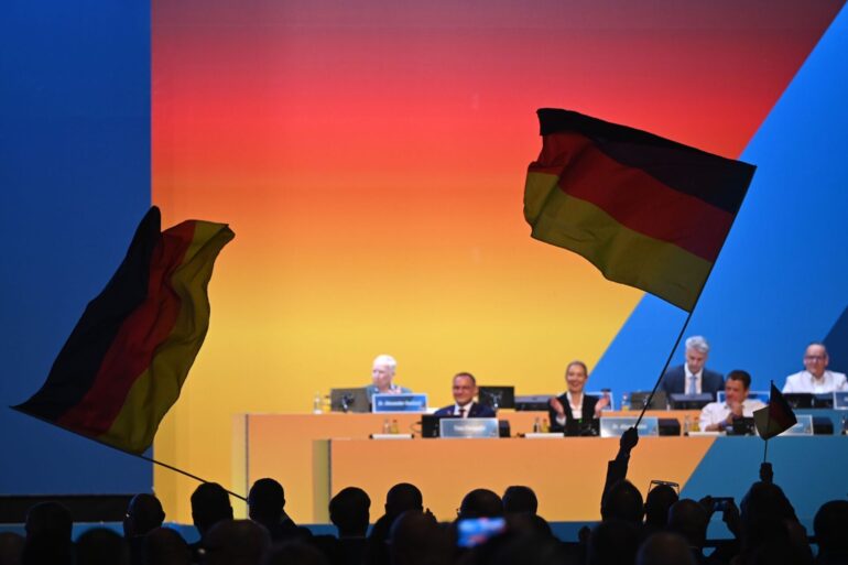 Parteichefin Weidel rief ihre Partei unter großem Jubel dazu auf, «das gesamte Land» in Schwarz-Rot-Gold zu tauchen.