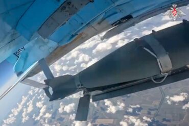 Das russische Militär wirft die Gleitbomben vom Flugzeug aus ab. (Archivbild)