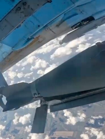 Das russische Militär wirft die Gleitbomben vom Flugzeug aus ab. (Archivbild)
