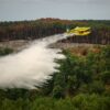 Im französischen Waldbrandgebiet an der Atlantikküste bekämpft die Feuerwehr weiterhin Brandherde mit Löschflugzeugen.