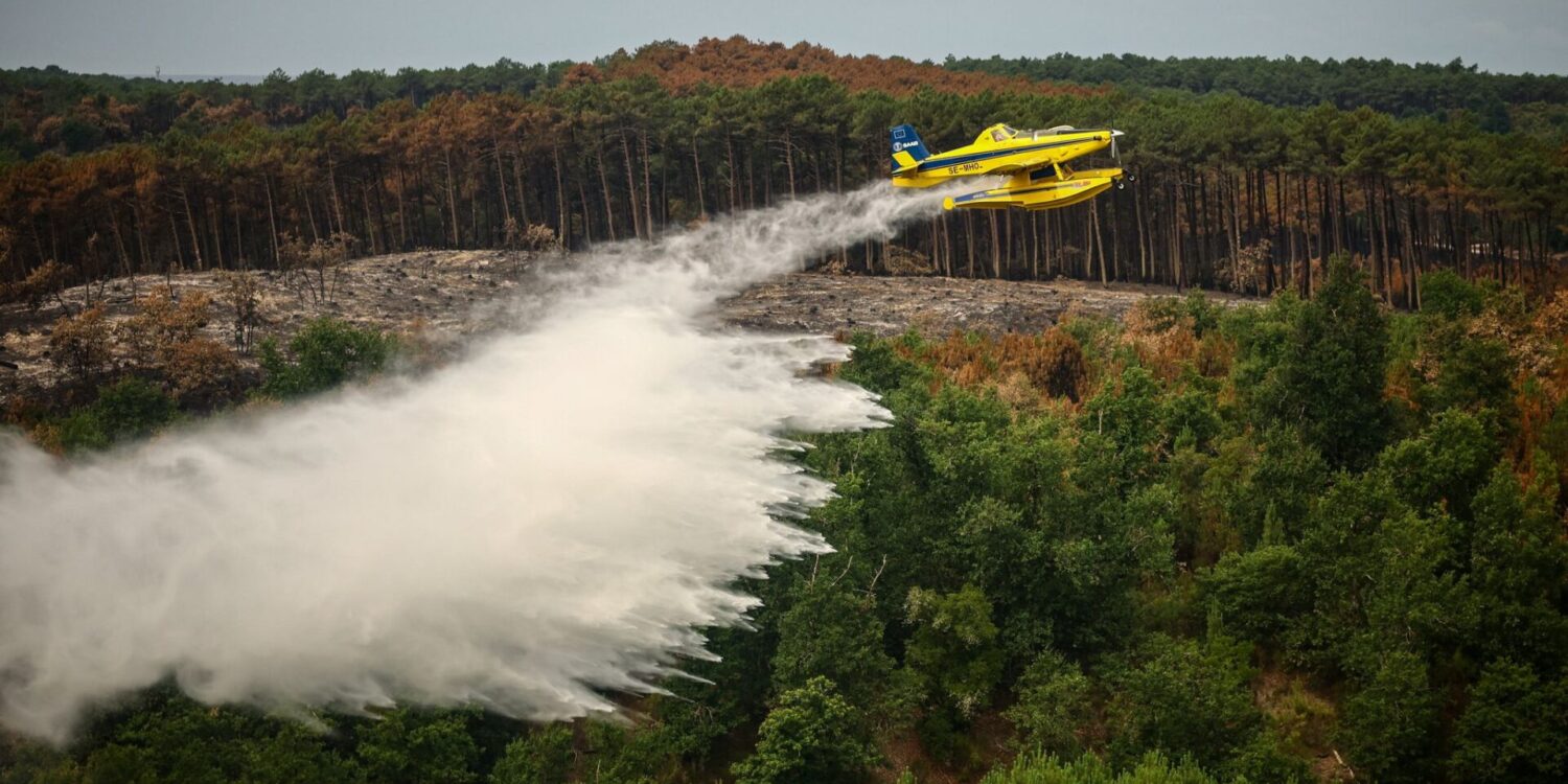 Im französischen Waldbrandgebiet an der Atlantikküste bekämpft die Feuerwehr weiterhin Brandherde mit Löschflugzeugen.