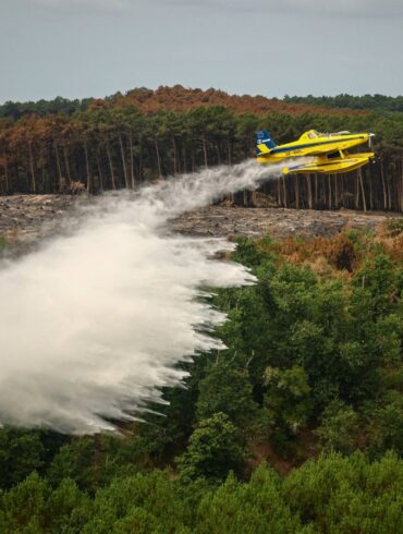 Im französischen Waldbrandgebiet an der Atlantikküste bekämpft die Feuerwehr weiterhin Brandherde mit Löschflugzeugen.