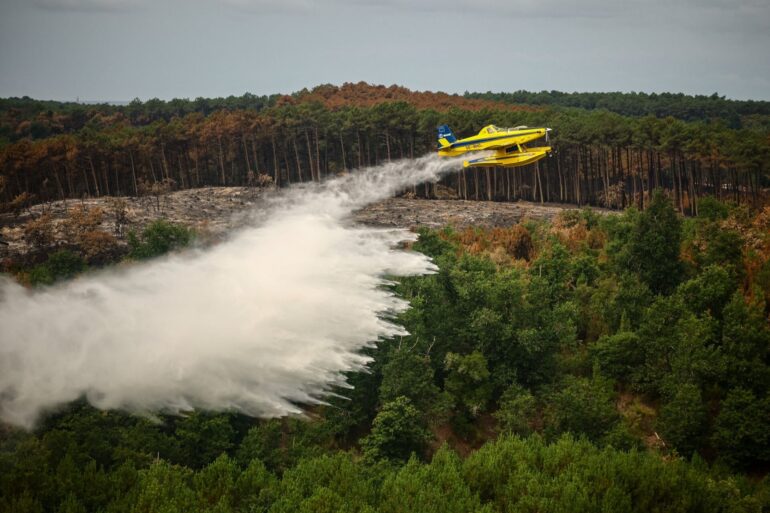 Im französischen Waldbrandgebiet an der Atlantikküste bekämpft die Feuerwehr weiterhin Brandherde mit Löschflugzeugen.