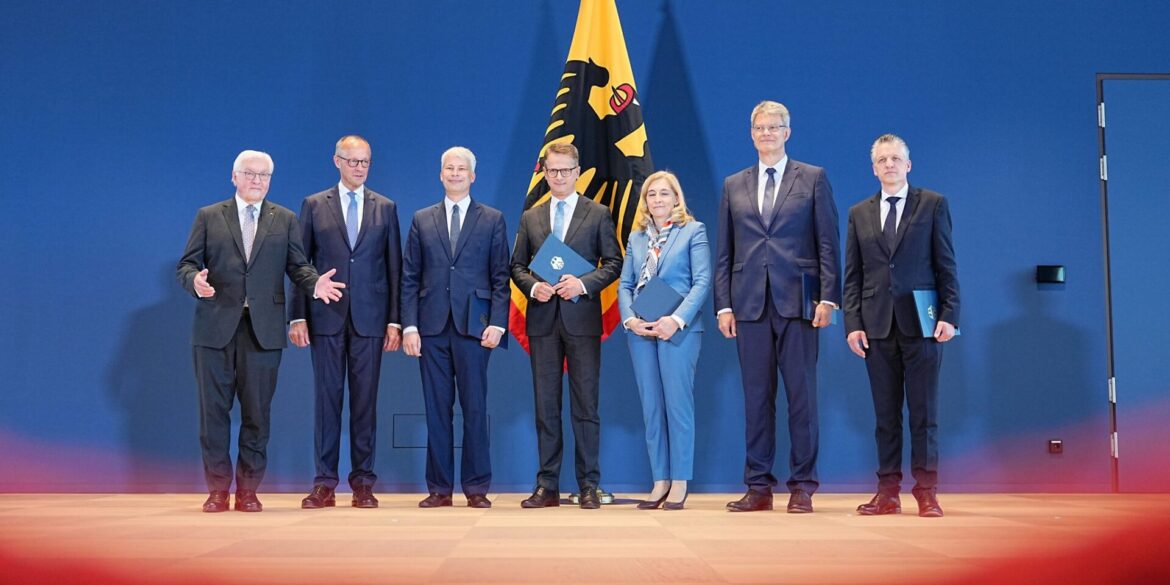 Gruppenbild nach Kabinettsumbildung