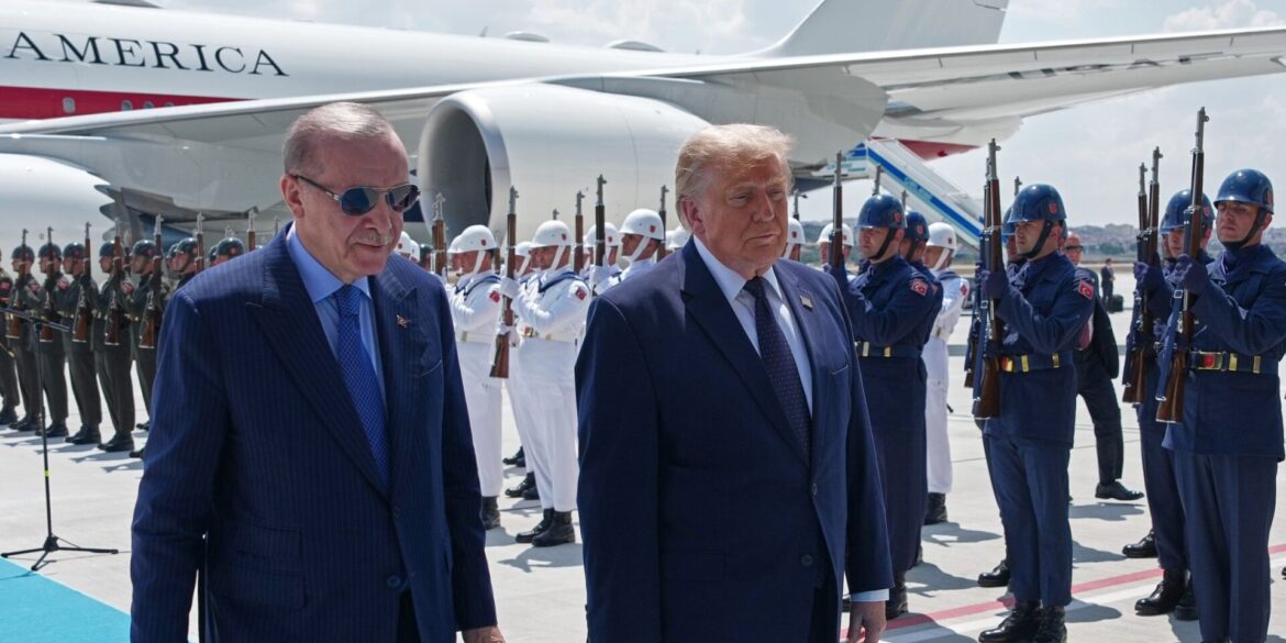Der türkische Präsident Recep Tayyip Erdogan empfing seinen US-Kollegen Donald Trump direkt am Flugzeug.