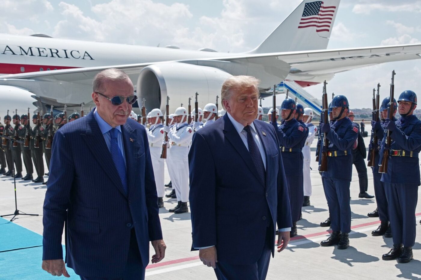 Der türkische Präsident Recep Tayyip Erdogan empfing seinen US-Kollegen Donald Trump direkt am Flugzeug.