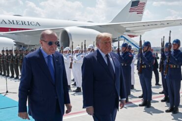 Der türkische Präsident Recep Tayyip Erdogan empfing seinen US-Kollegen Donald Trump direkt am Flugzeug.