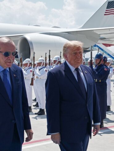 Der türkische Präsident Recep Tayyip Erdogan empfing seinen US-Kollegen Donald Trump direkt am Flugzeug.