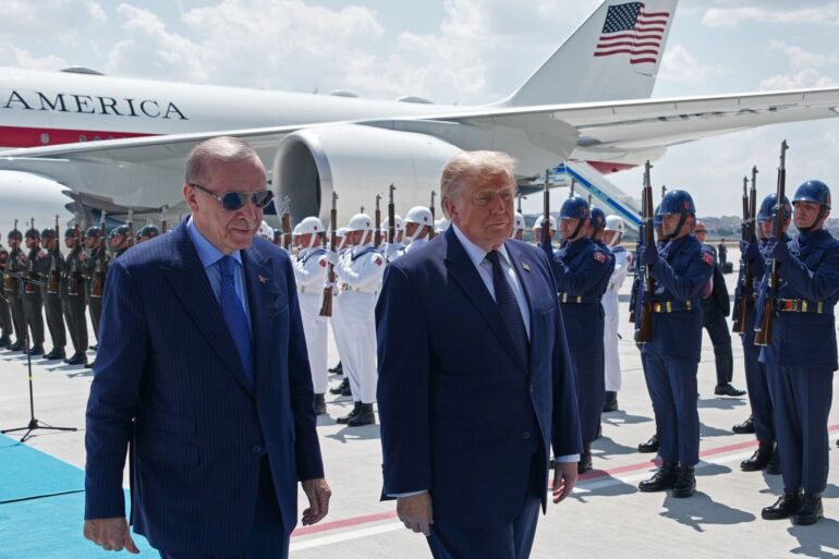 Der türkische Präsident Recep Tayyip Erdogan empfing seinen US-Kollegen Donald Trump direkt am Flugzeug.