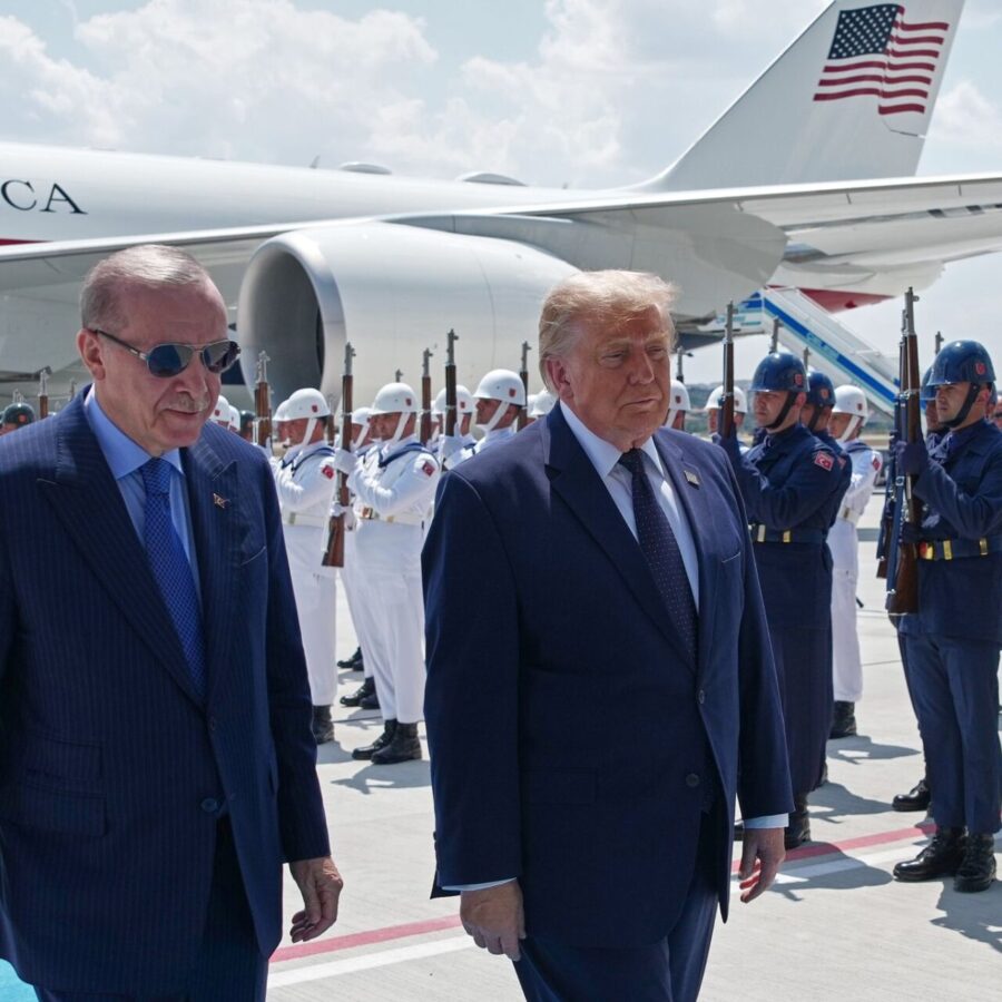 Der türkische Präsident Recep Tayyip Erdogan empfing seinen US-Kollegen Donald Trump direkt am Flugzeug.