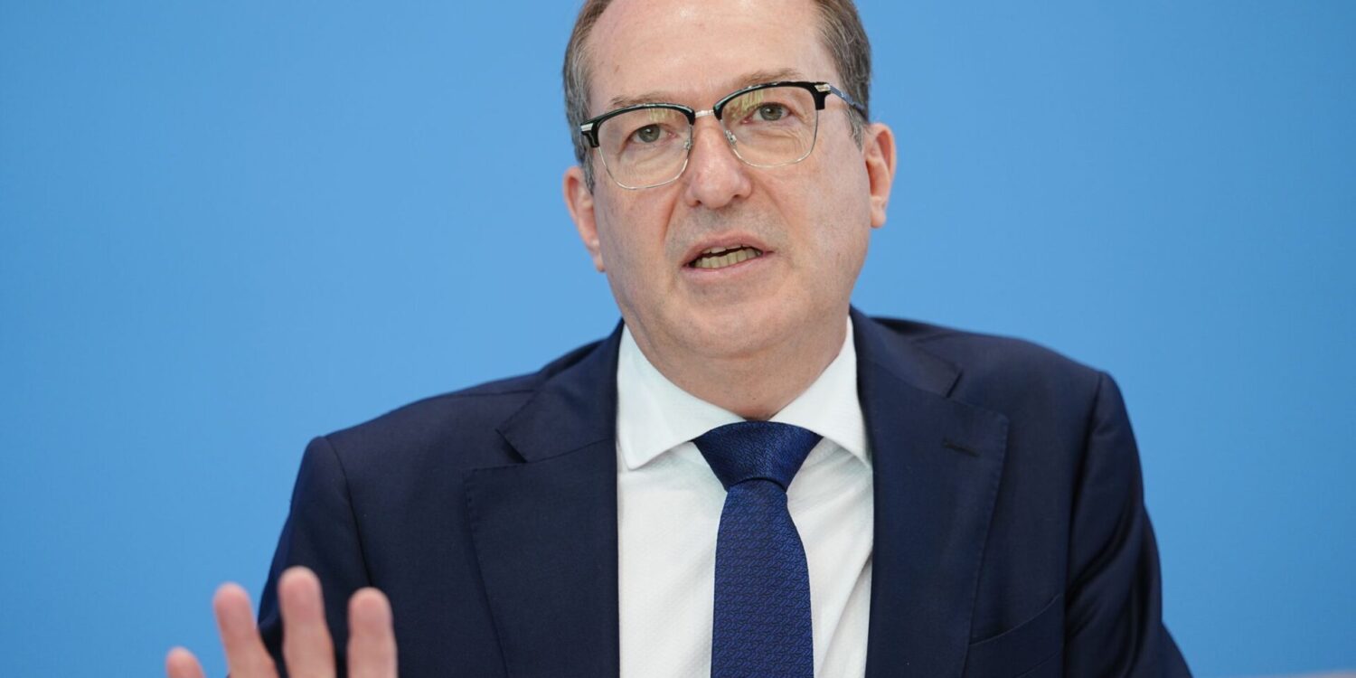 Bundesinnenminister Alexander Dobrindt hatte bereits vor einem Monat bei der Innenministerkonferenz in Hamburg von einer «hohen Bedrohungslage» gesprochen. (Archivbild)