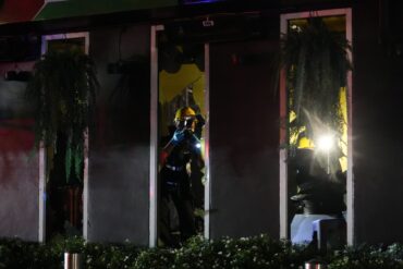 Die Feuerwehr hat den Brand inzwischen unter Kontrolle.
