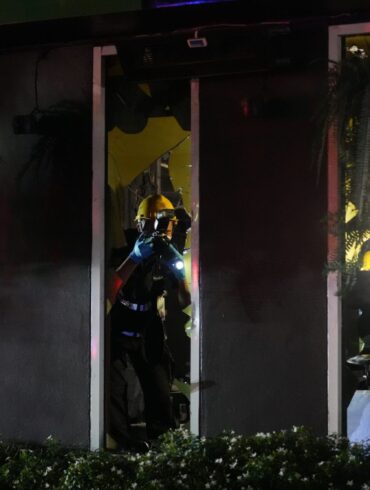 Die Feuerwehr hat den Brand inzwischen unter Kontrolle.