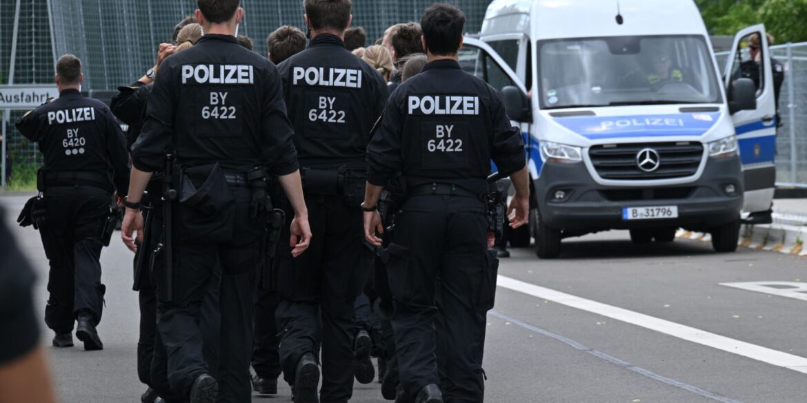 Die Polizei ist mit einem Großaufgebot bereits vor dem AfD-Parteitag im Einsatz.