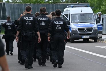 Die Polizei ist mit einem Großaufgebot bereits vor dem AfD-Parteitag im Einsatz.