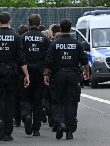 Die Polizei ist mit einem Großaufgebot bereits vor dem AfD-Parteitag im Einsatz.