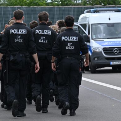 Die Polizei ist mit einem Großaufgebot bereits vor dem AfD-Parteitag im Einsatz.