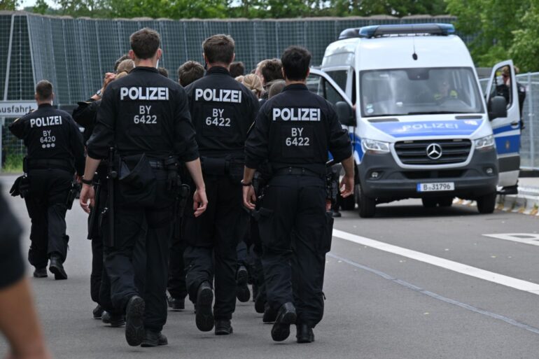 Die Polizei ist mit einem Großaufgebot bereits vor dem AfD-Parteitag im Einsatz.