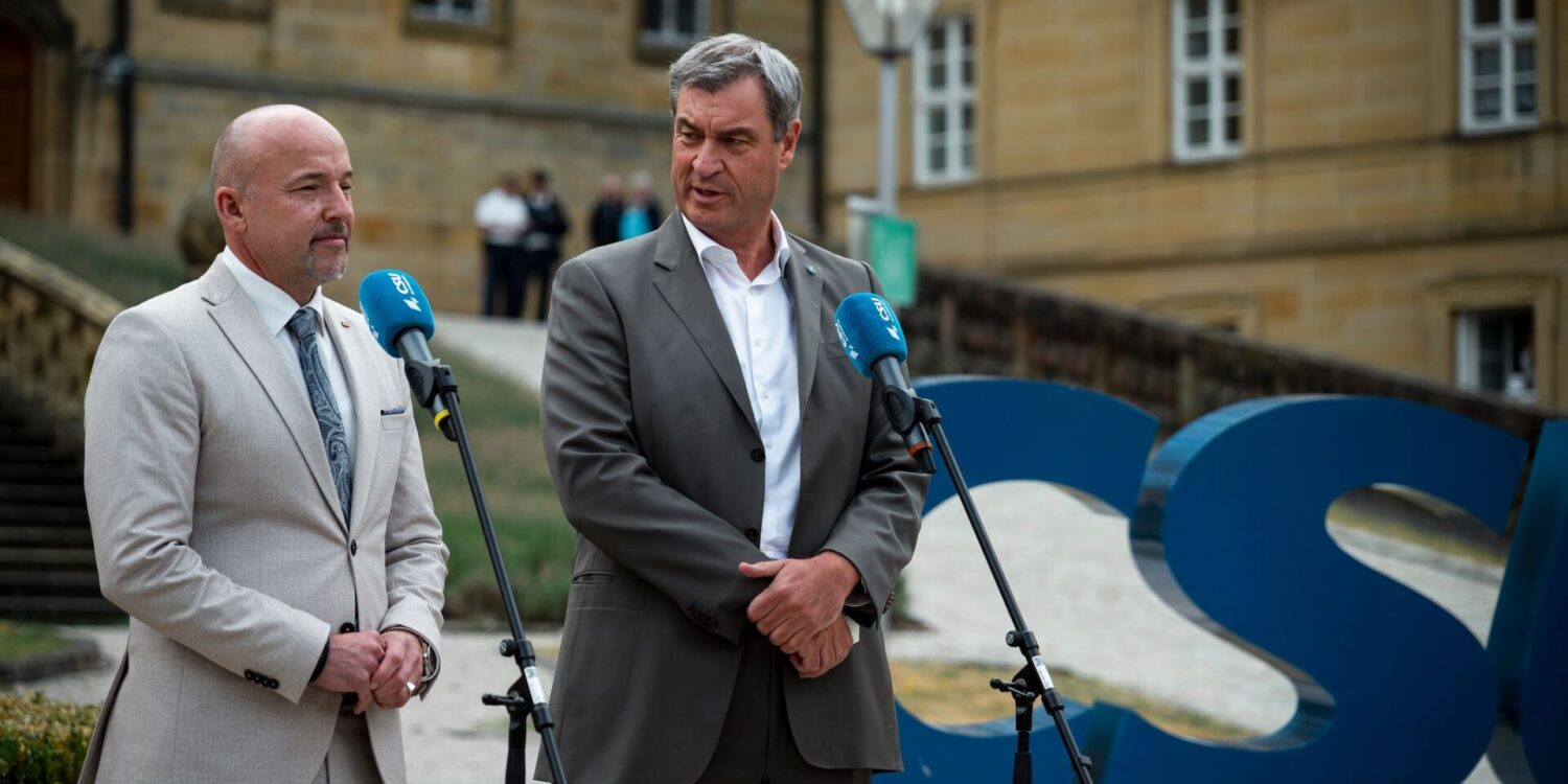 Der Chef der CSU-Landesgruppe im Bundestag, Alexander Hoffmann, links, und Bayerns Ministerpräsident Markus Söder skizzieren die Pläne ihrer Partei für die Zukunft Deutschlands.