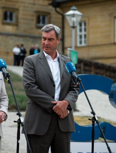 Der Chef der CSU-Landesgruppe im Bundestag, Alexander Hoffmann, links, und Bayerns Ministerpräsident Markus Söder skizzieren die Pläne ihrer Partei für die Zukunft Deutschlands.