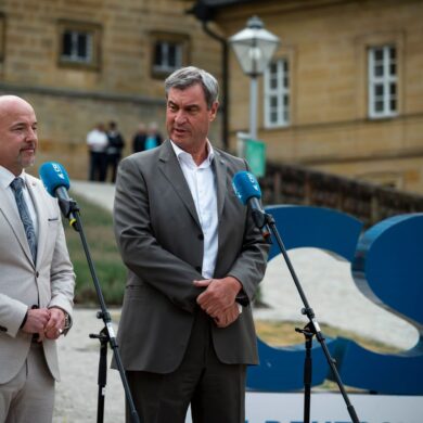 Der Chef der CSU-Landesgruppe im Bundestag, Alexander Hoffmann, links, und Bayerns Ministerpräsident Markus Söder skizzieren die Pläne ihrer Partei für die Zukunft Deutschlands.