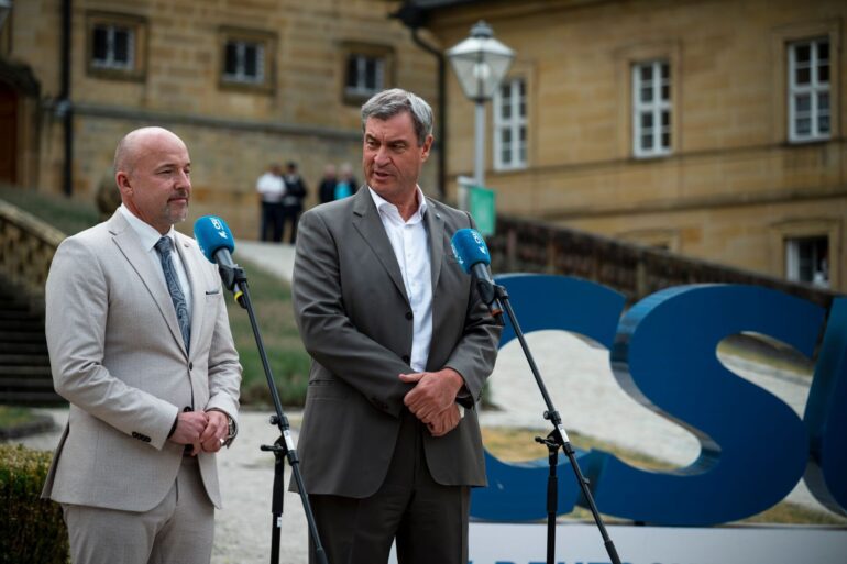 Der Chef der CSU-Landesgruppe im Bundestag, Alexander Hoffmann, links, und Bayerns Ministerpräsident Markus Söder skizzieren die Pläne ihrer Partei für die Zukunft Deutschlands.