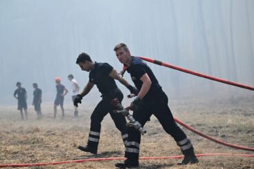 Die Feuerwehrleute in Frankreich sind bis zur vollkommenen Erschöpfung im Einsatz.