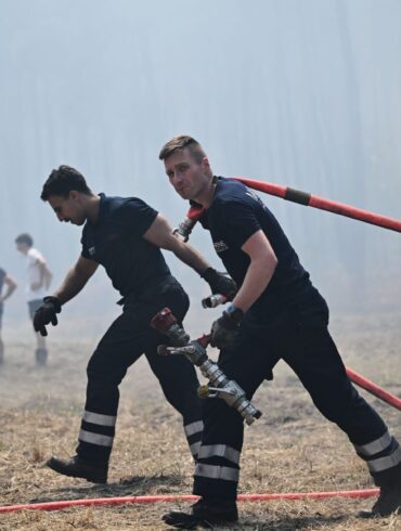 Die Feuerwehrleute in Frankreich sind bis zur vollkommenen Erschöpfung im Einsatz.